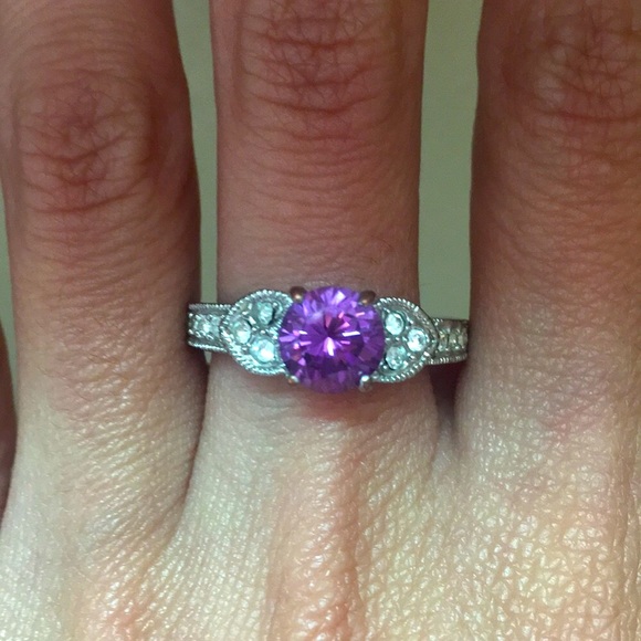 ❤️Gorgeous Amethyst Ring with Pave CZ Stones - Picture 3 of 9